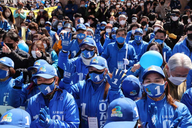 27일 경남 창원시 상남분수공원에 모인 지지자들이 이재명 더불어민주당 대선 후보의 연설을 들으며 환호하고 있다, / 연합뉴스