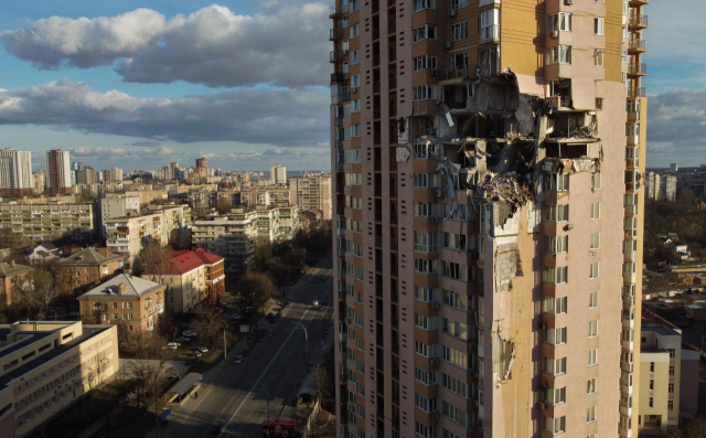 26일(현지 시간) 우크라이나 수도 키예프의 한 아파트 건물이 로켓 공격을 받아 외벽 일부가 떨어져나갔다. AP연합뉴스