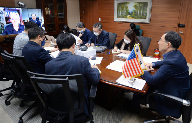 문승욱(오른쪽) 산업통상자원부 장관이 지난 26일 서울 한국기술센터 영상회의실에서 제니퍼 그랜홈 미국 에너지부 장관과 화상 회담을 하고 있다. 사진 제공=산업부