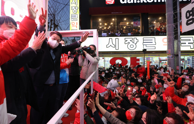 국민의힘 윤석열 대선 후보가 27일 오후 경북 포항시 죽도시장을 찾아 유세하고 있다. /연합뉴스