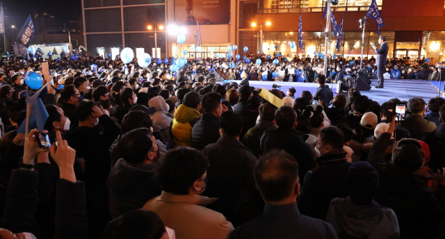 27일 이재명 더불어민주당 대선 후보의 현장 유세가 열린 울산 롯데백화점 광장에 시민들이 모여 있다. / 연합뉴스