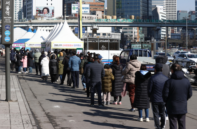 27일 오전 서울역 코로나19 임시선별검사소에서 검사를 받으려는 시민들이 줄을 서 있다./연합뉴스