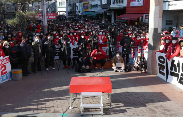 27일 오전 경북 영주시 번영로에 마련된 국민의힘 윤석열 대선 후보의 유세장에 후보 인사를 위한 단상만 덩그러니 놓여있다. 선대본부 공보단은 이날 오전 언론 공지를 통해 “윤 후보가 오늘 사정상 유세에 참석하지 못함을 알려드린다. 양해를 부탁드린다”고 밝혔다./연합뉴스