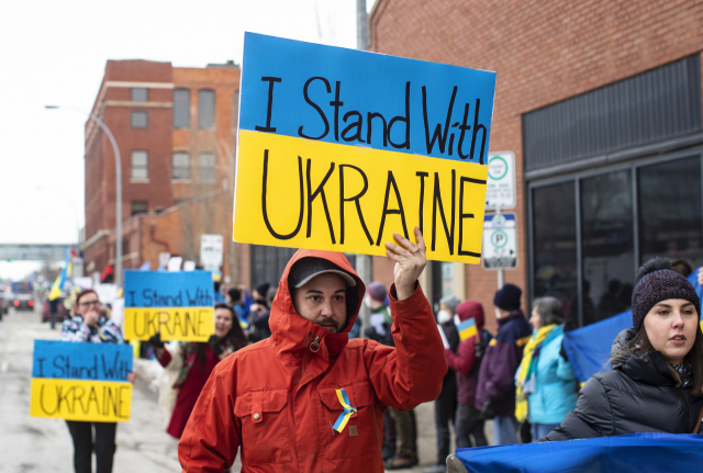 27일(현지 시간) 캐나다 앨버타주 에드먼턴에서 한 남성이 우크라이나를 침공한 러시아를 규탄하는 시위에 참석해 ‘나는 우크라이나를 지지한다’고 적힌 팻말을 들고 있다. AP연합뉴스