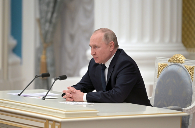 블라디미르 푸틴 러시아 대통령이 우크라이나 침공을 시작한 24일(현지시간) 크렘린궁에서 자국의 주요 기업인들과 간담회를 하고 있다. /연합뉴스