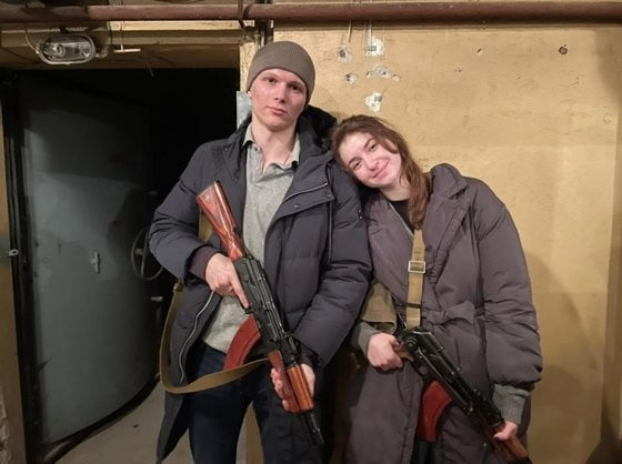 러시아가 지난 23일 우크라이나를 침공을 한 후 몇 시간만에 결혼식을 올린 야리나 아리에바(오른쪽)와 스비아토슬라프 푸르신 부부./CNN