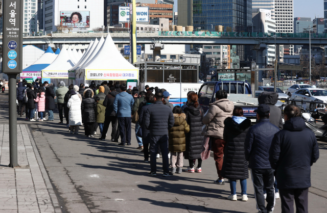 27일 오전 서울역 코로나19 임시선별검사소에서 시민들이 줄을 서 있다. 사진제공=연합뉴스