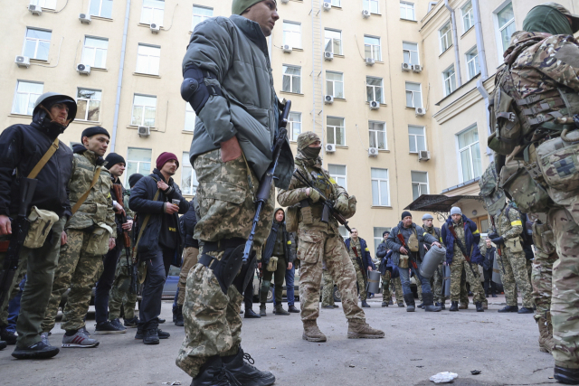 우크라이나 향토방위군이 도열해있다. /EPA연합뉴스