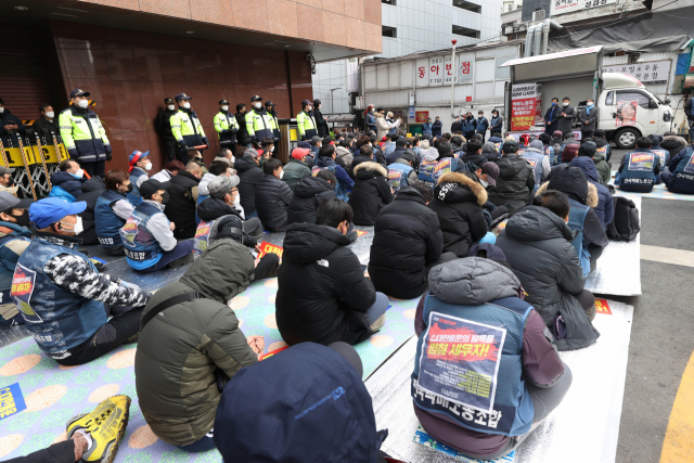 민주노총 전국택배노동조합(택배노조) 조합원들이 28일 오전 서울 중구 CJ대한통운 본사 앞에서 CJ대한통운 규탄 집회를 하고 있다. 연합뉴스