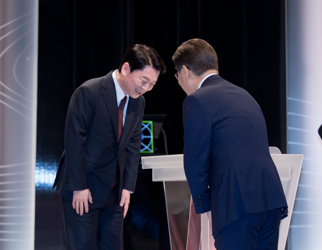 안철수 국민의당 대선후보(왼쪽)와 이재명 더불어민주당 대선 후보가 25일 중앙선거관리위원회 주관 제20대 대통령선거 후보자 2차 정치분야 방송토론회에서 인사하고 있다. / 권욱 기자