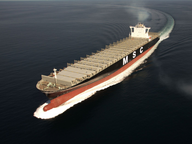 한국조선해양의 LNG 추진 1만 1700TEU 컨테이너 선박이 시운항하고 있다.