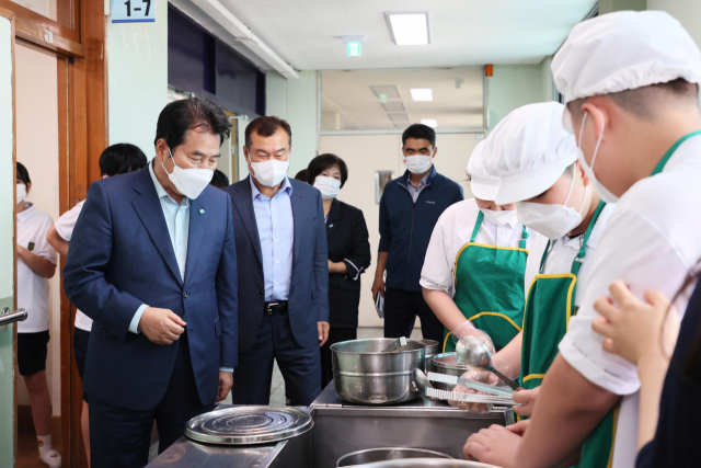 백군기(왼쪽) 용인시장이 관내 한 학교를 방문해 학교 급식 배분 상황을 살피고 있다. /사진제공=용인시