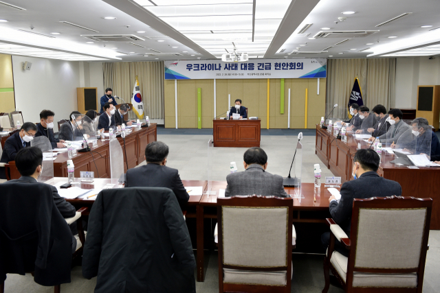 28일 오후 부산시청에서 김윤일 경제부시장이 주재하는 ‘우크라이나 사태 대응 긴급 현안회의’가 열리고 있다./사진제공=부산시