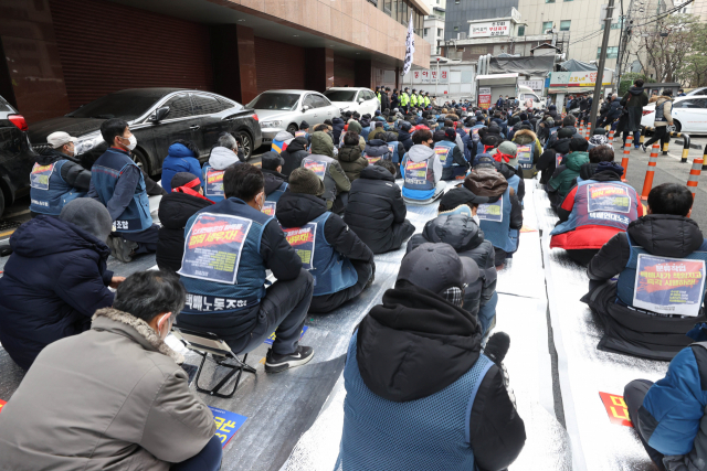 민주노총 전국택배노동조합(택배노조) 조합원들이 28일 오전 서울 중구 CJ대한통운 본사 앞에서 CJ대한통운 규탄 집회를 하고 있다. 연합뉴스