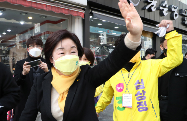 심상정 정의당 대선후보가 28일 오후 강원 강릉시 중앙시장 입구에서 유세하며 지지를 호소하고 있다. / 공동취재단