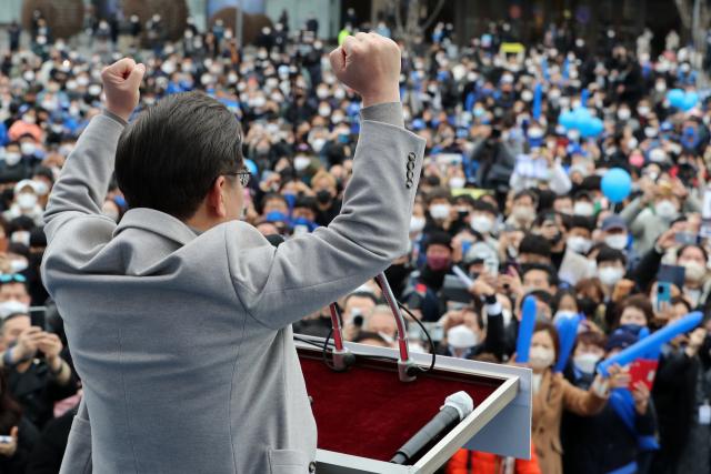 이재명 더불어민주당 대선 후보가 28일 대구 동대구역 광장에 모인 시민들 앞에서 연설을 하고 있다. / 연합뉴스
