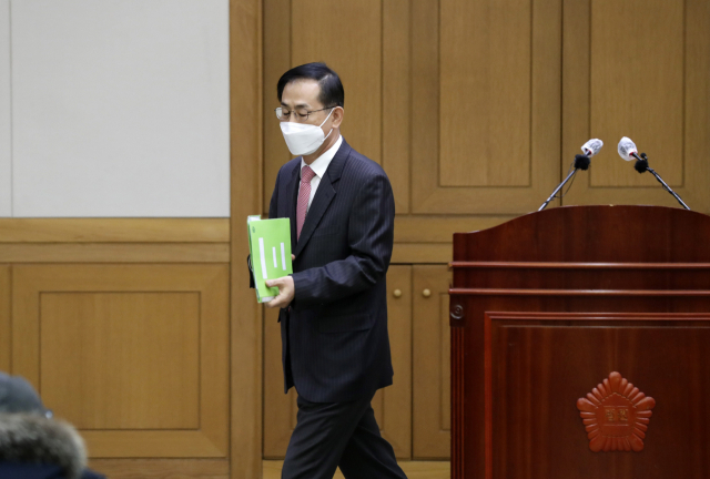 조재연 대법관이 23일 오후 서울 서초구 대법원에서 열린 기자회견에서 입장 발표를 마친 후 나서고 있다. 연합뉴스
