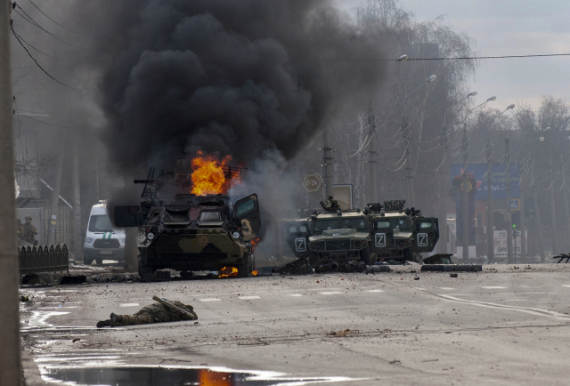 우크라이나가 러시아의 침공을 당한 지 나흘째인 27일(현지시간) 시가전이 벌어진 제2의 도시 하리코프의 거리에서 러시아군 병력수송용 장갑차 한 대가 불길에 휩싸여 있다. /AP연합뉴스