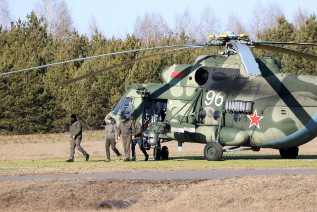 러시아와 협상할 우크라이나 대표단이 28일(현지시간) 벨라루스 호멜주에 도착해 헬기 착륙장을 빠져나가고 있다. 로이터연합뉴스