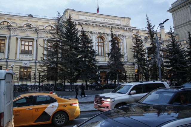 러시아 중앙은행 모스크바 본부 앞을 차들이 지나고 있다. /AFP연합뉴스