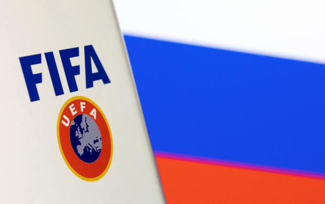 러시아 국기를 배경으로 있는 국제축구연맹(FIFA)과 유럽축구연맹(UEFA) 로고. 로이터연합뉴스