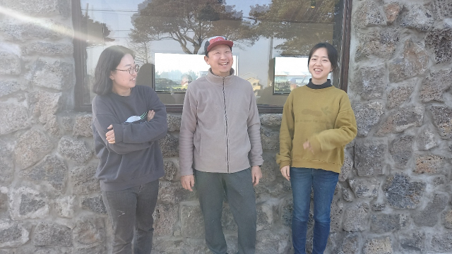 ‘프로젝트 그룹 짓다’를 이끌고 있는 김지수(왼쪽), 조준희(가운데), 박정숙 씨가 제주도 평대리에 짓고 있는 새 사무실 공사 현장에서 얘기를 나누며 환하게 웃고 있다.