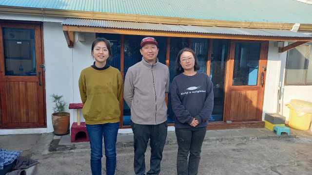 김지수(왼쪽), 조준희(가운데), 박정숙 씨가 제주도 평대리 사무실 겸 자택에서 사진 촬영을 위해 포즈를 취하고 있다.