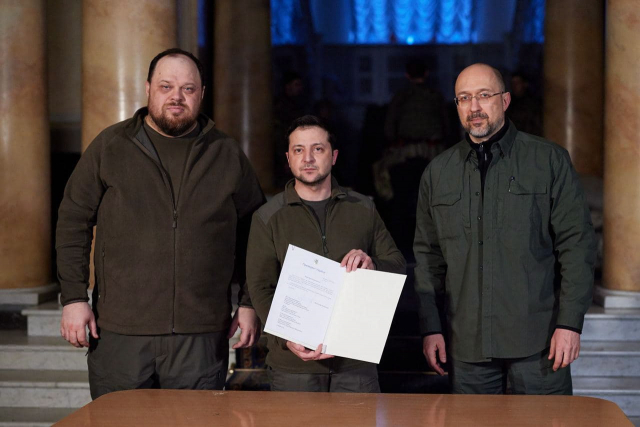 볼로디미르 젤렌스키(가운데) 우크라이나 대통령이 28일(현지 시간) 루슬란 스테판추크(왼쪽) 국회의장 등 국가 요인들이 참석한 가운데 유럽연합(EU) 가입을 위한 신청서에 서명한 뒤 신청서를 들어 보이고 있다. EPA연합뉴스