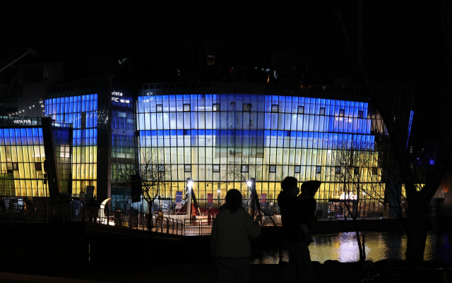지난달 27일 오후 서울 서초구 세빛섬이 우크라이나 국기를 상징하는 파란색과 노란색 조명의 '평화의 빛'으로 불을 밝히고 있다. 연합뉴스