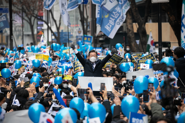 이재명 더불어민주당 대선 후보가 1일 서울 명동 눈스퀘어 앞에서 지지자들에게 인사하고 있다. 연합뉴스