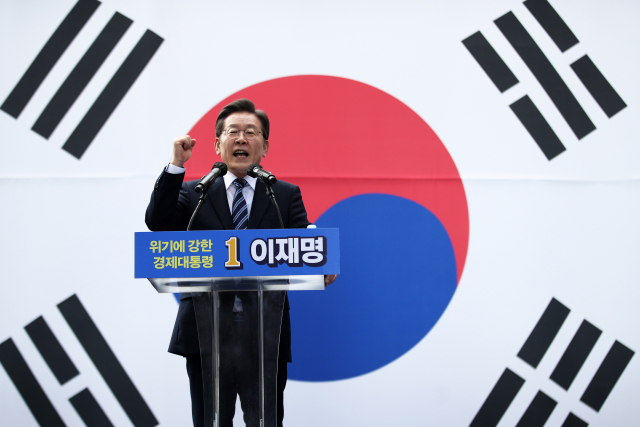 이재명 더불어민주당 대선 후보가 1일 서울 명동 눈스퀘어에서 시민들에게 지지를 호소하고 있다. 연합뉴스
