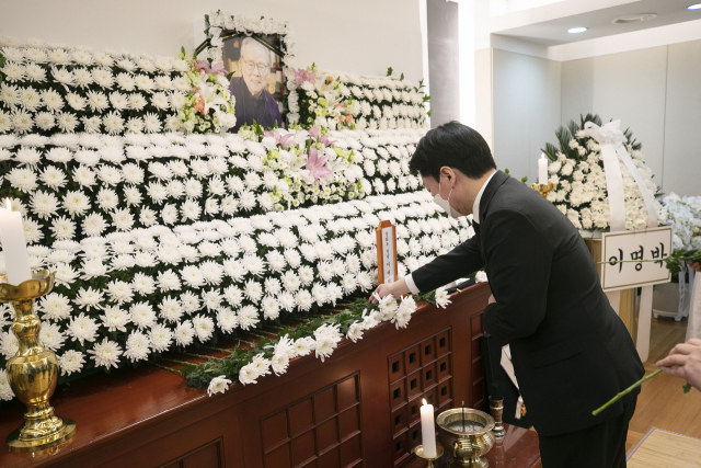 안철수 국민의당 대선 후보가 1일 오후 서울 종로구 서울대병원 장례식장에 마련된 고(故) 이어령 전 초대 문화부 장관의 빈소를 찾아 조문하고 있다. 국회사진기자단