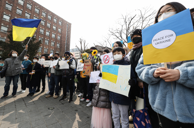 1일 서울 중구 정동 주한러시아대사관 인근에서 열린 러시아의 우크라이나 침공 규탄 집회에서 시민들이 전쟁 중단을 촉구하는 손팻말을 들고 조속한 러시아군의 철군을 요구하고 있다./연합뉴스