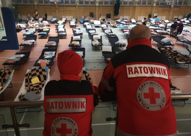 폴란드 적십자사 직원들이 폴란드 국경 도시 프셰미실에 마련된 피란민 대피소를 바라보고 있다. 대한적십자사 제공