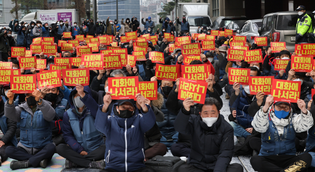 전국택배노동조합 조합원 등이 1일 오후 서울 중구 CJ대한통운 본사 앞에서 대화를 촉구하는 결의대회를 열고 있다. 연합뉴스