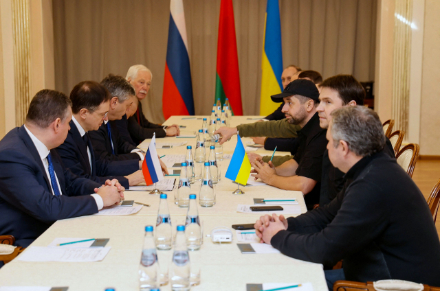 블라디미르 메딘스키(왼쪽 두번째) 대통령 보좌관이 이끄는 러시아 대표단과 미하일로 포돌랴크(오른쪽 두번째) 대통령실 고문이 이끄는 우크라이나 대표단이 지난달 28일(현지시간) 벨라루스 호멜주에서 협상을 벌이고 있다. 연합뉴스