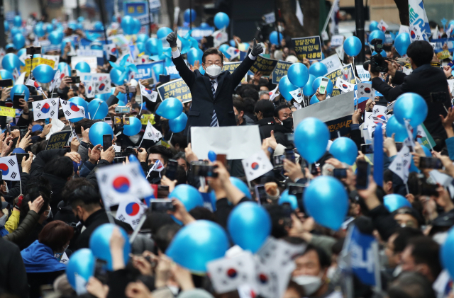 이재명 더불어민주당 대선 후보가 1일 서울 명동에서 열린 '3·1정신으로 여는 대한민국 대전환!' 서울 집중 유세에서 지지자에게 손을 들어 인사하고 있다. 성형주 기자