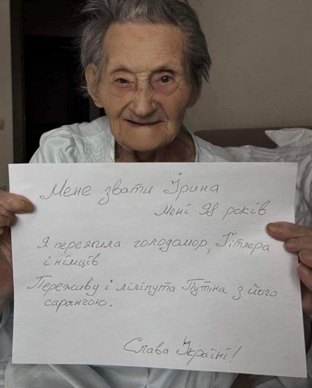 98세인 우크라이나의 이리나 할머니가 손편지를 들고 찍은 사진을 공개했다. /트위터 캡처