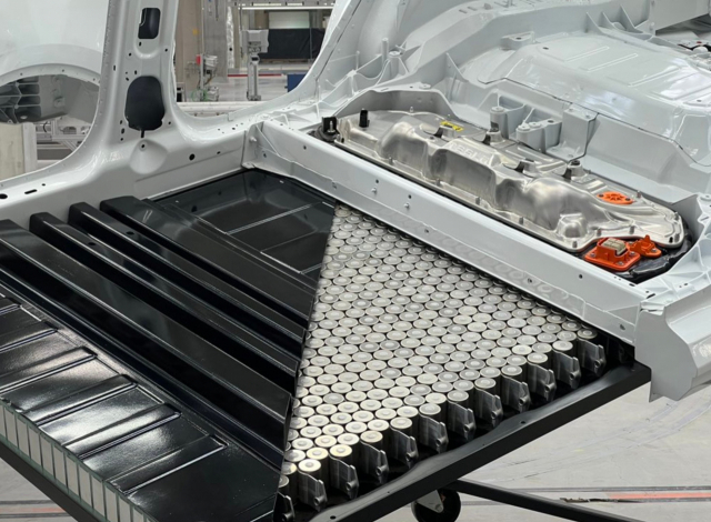테슬라가 베를린 기가팩토리 투어에서 공개한 4680 배터리 셀로 구성된 최신형 구조적 배터리 팩.