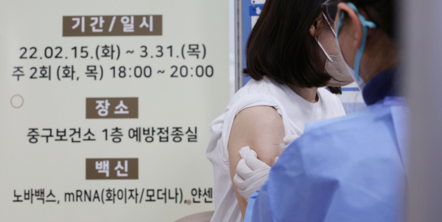 지난 달 22일 오후 서울 중구보건소에서 한 시민이 코로나19 백신 야간 예방접종을 하고 있다./연합뉴스