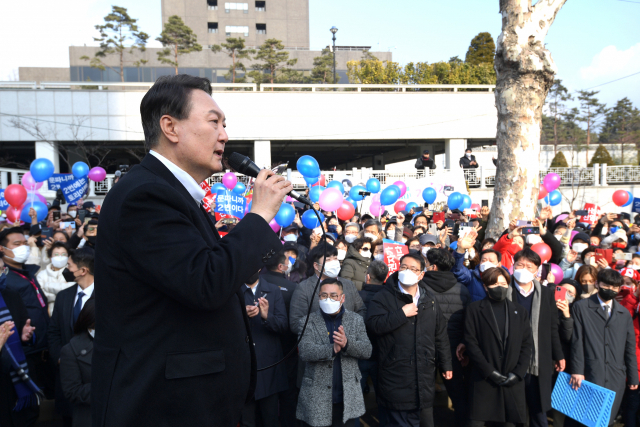 윤석열 국민의힘 대선 후보가 1일 오후 서울 서초구 서울중앙지검 서문 앞에서 열린 ‘보수와 진보 진영통합 윤석열 후보 지지선언’에 참석해 발언하고 있다./성형주 기자