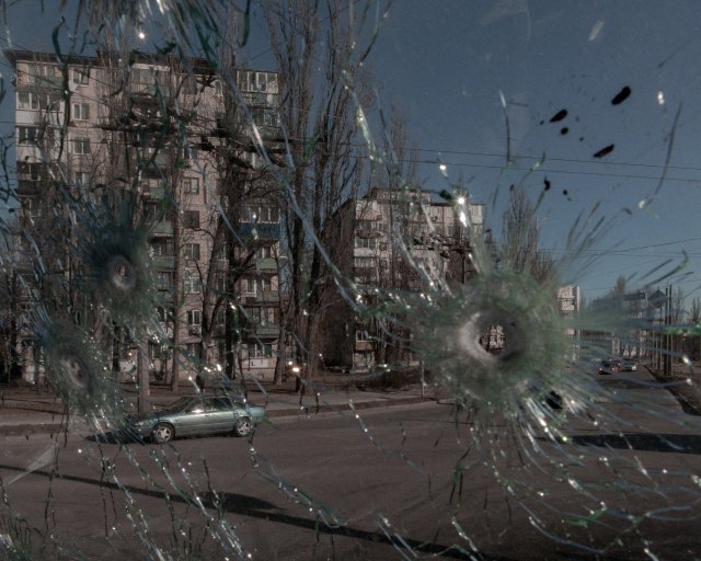 28일 우크라이나 키예프에서 러시아의 우크라이나 침공이 계속되는 가운데 차량 유리창이 총알을 맞고 파손됐다. 로이터연합뉴스