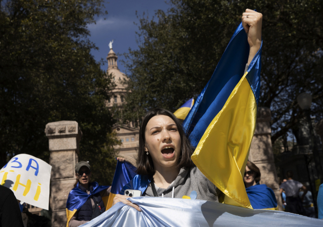 우크라이나 시민인 크리스티나 울리야넨코(22)가 지난 28일 미국 텍사스 오스틴의 의사당에서 러시아의 우크라이나 공격에 항의하고 있다. 그녀는 10월 우크라이나 키예프에서 오스틴으로 이주했다.AP 연합뉴스