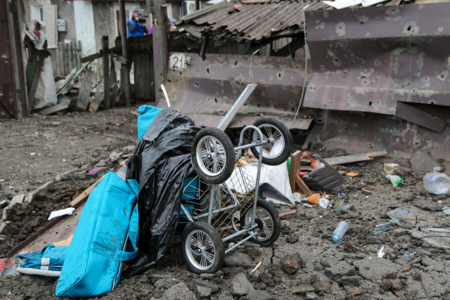 1일(현지시간) 우크라이나 도네츠크 주택가를 타격한 포탄 더미./타스연합뉴스