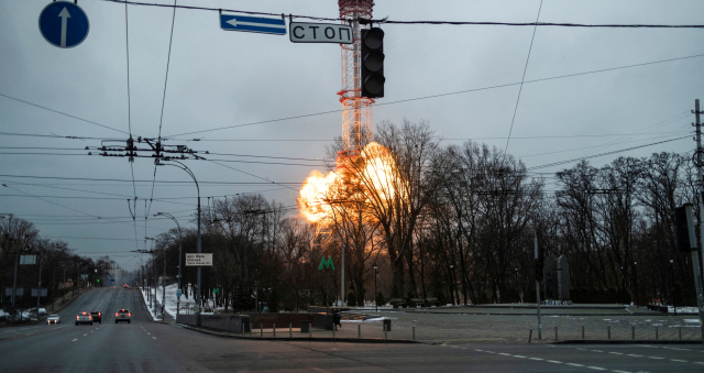 1일(현지 시간) 우크라이나 수도 키예프에 있는 TV 타워가 러시아의 포격을 받은 모습. 로이터연합뉴스