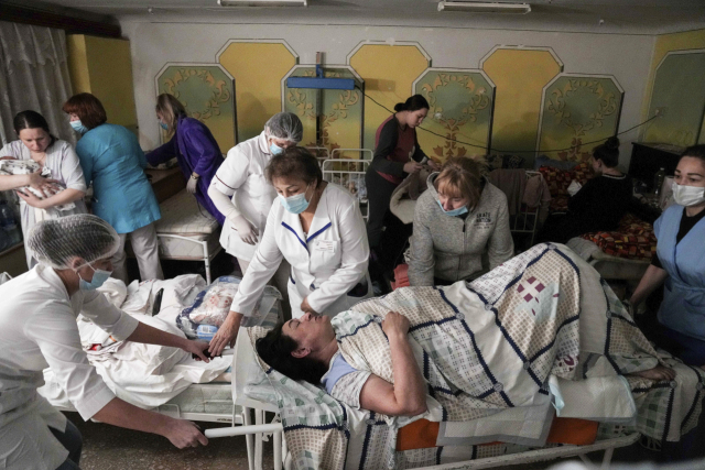 1일(현지시간) 우크라이나 동남부 마리우폴에 있는 한 산부인과 병원에서 의료진이 환자를 방공호 겸 병동으로 개조한 지하실로 옮기고 있다. 우크라이나에서는 병원과 유치원, 학교 등에 대한 러시아군의 무차별 폭격으로 민간인이 희생됐다는 보도들이 이어지고 있다. AP연합뉴스