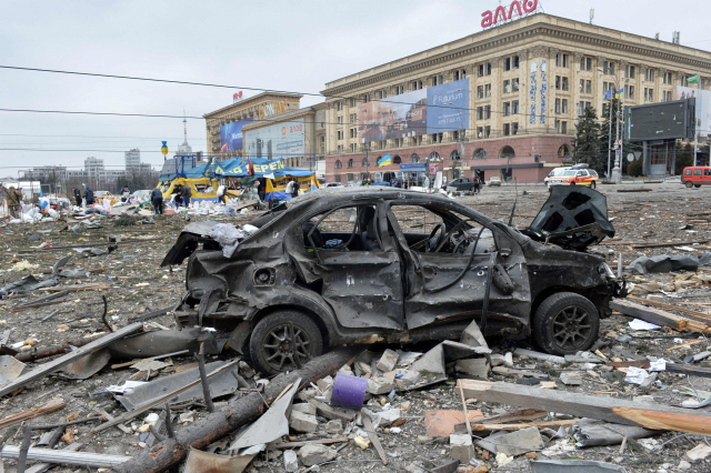 1일(현지시간) 러시아군의 미사일 공격을 받아 파괴된 우크라이나 제2 도시 하리코프의 시청사 앞 광장에 뼈대만 앙상한 차량 등 잔해가 나뒹굴고 있다./연합뉴스