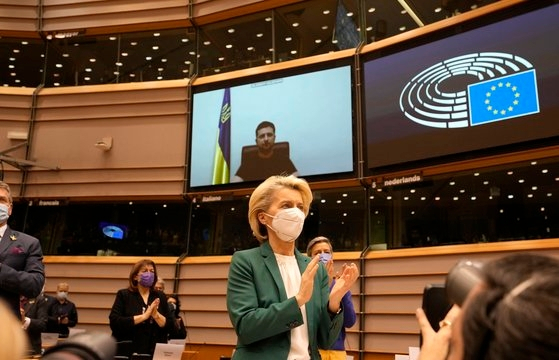 1일(현지시간) 볼로디미르 젤렌스키 우크라이나 대통령이 유럽연합(EU) 의회에 화상으로 참석하고 있다.AP=연합뉴스