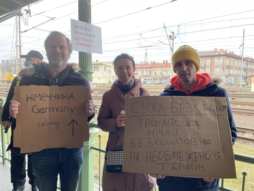 우크라이나 피란민들에게 무료숙소와 차편을 제공한다는 팻말을 들고 서있는 폴란드 시민들/연합뉴스