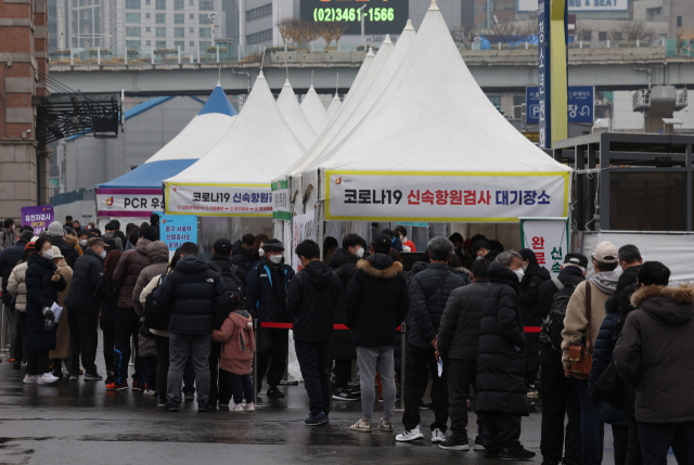지난 1일 서울역에 마련된 코로나19 선별검사소에 PCR 검사를 받으려는 시민들이 줄을 서서 기다리고 있다. 사진제공=연합뉴스
